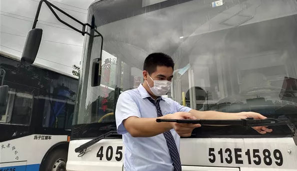 武漢公交多舉措應(yīng)對(duì)強(qiáng)降雨天氣，保障市民安全出行(圖3)