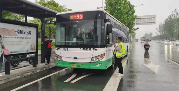 武漢公交多舉措應(yīng)對(duì)強(qiáng)降雨天氣，保障市民安全出行(圖4)